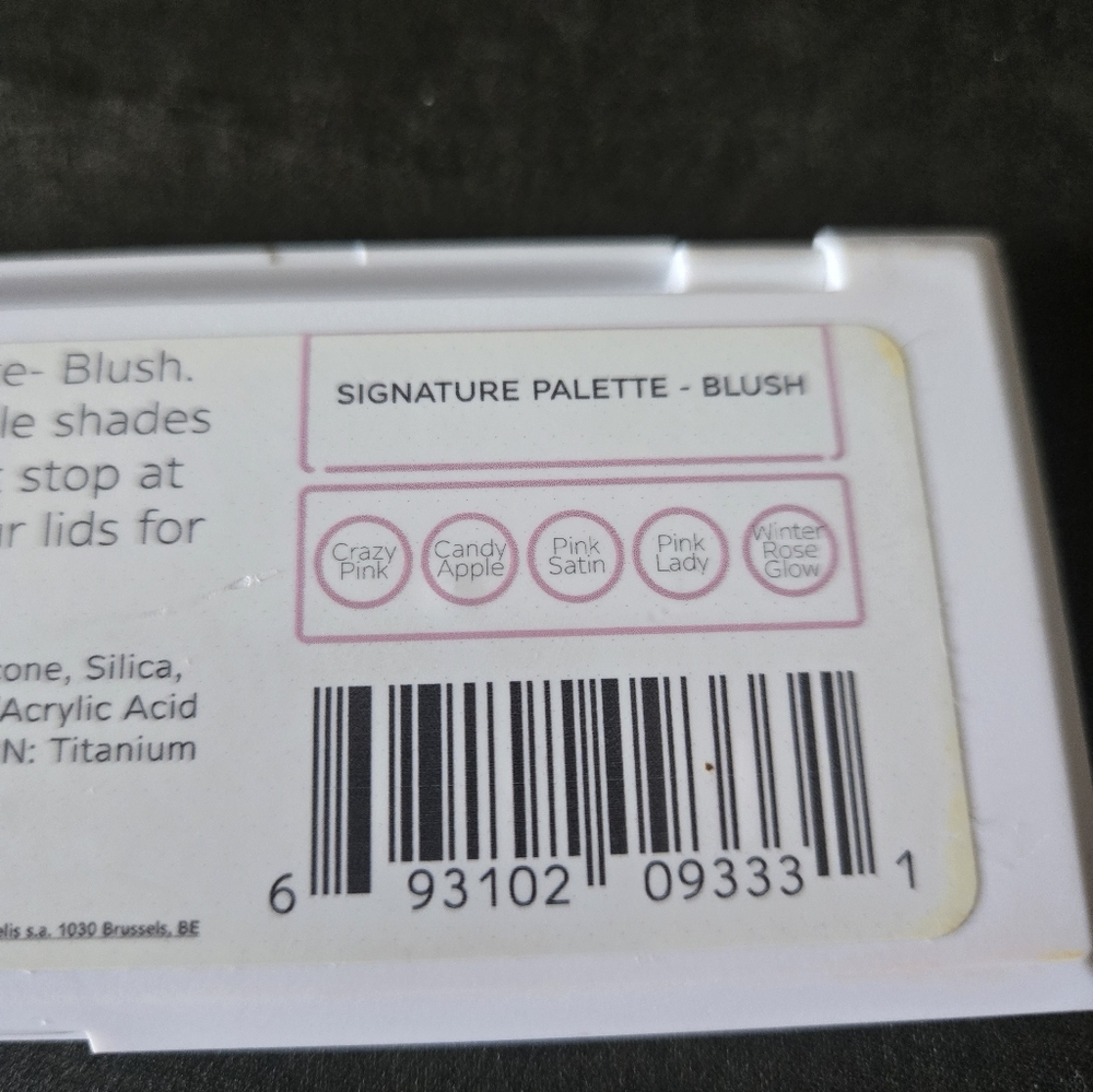 OFRA Signature Blush Palette - Picture 4 of 5